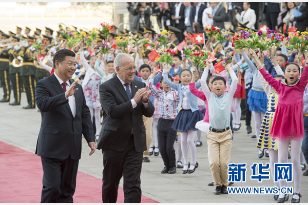 4月8日，国家主席习近平在北京人民大会堂同瑞士联邦主席施奈德-阿曼举行会谈。会谈前，习近平在人民大会堂东门外广场为施奈德-阿曼举行欢迎仪式。新华社记者李学仁摄