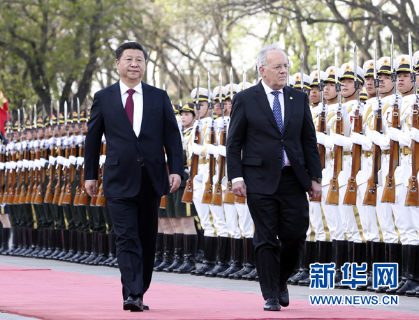 4月8日，中国国家主席习近平在北京人民大会堂同瑞士联邦主席施奈德-阿曼举行会谈。会谈前，习近平在人民大会堂东门外广场为施奈德-阿曼举行欢迎仪式。新华社记者丁林摄