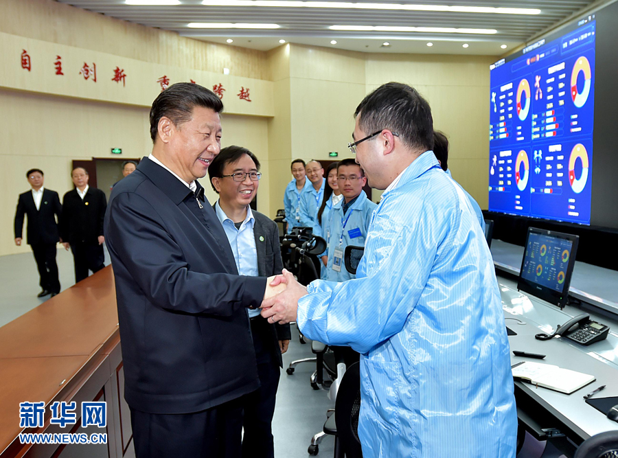 4月24日至27日，中共中央总书记、国家主席、中央军委主席习近平在安徽调研。这是4月26日下午，习近平在中国科技大学近代物理系自旋磁共振实验室了解科研情况。 新华社记者李学仁摄