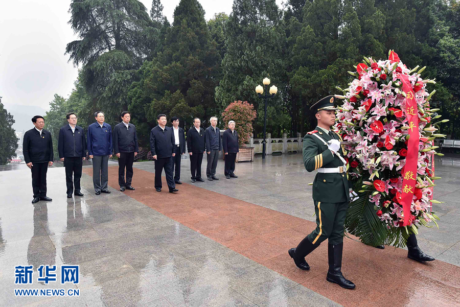 4月24日至27日，中共中央总书记、国家主席、中央军委主席习近平在安徽调研。这是4月24日上午，习近平在六安市金寨县红军广场瞻仰革命烈士纪念塔。 新华社记者李涛摄