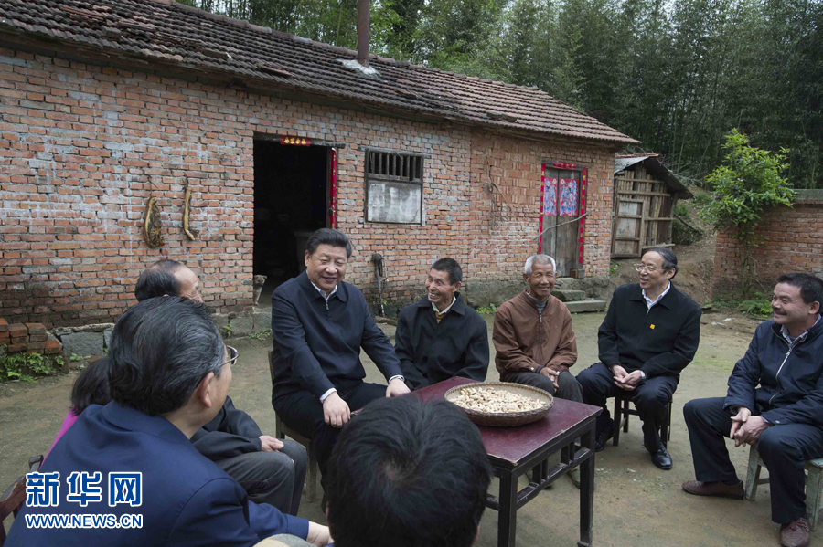 4月24日至27日，中共中央总书记、国家主席、中央军委主席习近平在安徽调研。这是4月24日下午，习近平在六安市金寨县花石乡大湾村向村民们了解脱贫工作情况。 新华社记者李学仁摄