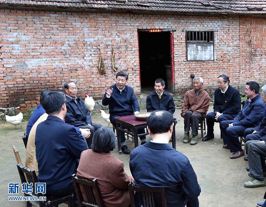 4月24日至27日，中共中央总书记、国家主席、中央军委主席习近平在安徽调研。这是4月24日下午，习近平在六安市金寨县花石乡大湾村村民陈泽申家同村民们亲切交流。 新华社记者李涛摄