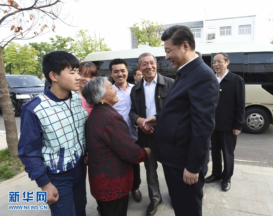 4月24日至27日，中共中央总书记、国家主席、中央军委主席习近平在安徽调研。这是4月25日下午，习近平在滁州市凤阳县小岗村看望当年大包干带头人严金昌（右三）一家。 新华社记者李学仁摄