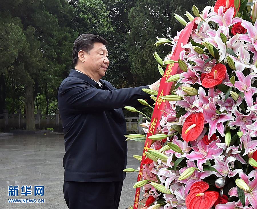 4月24日至27日，中共中央总书记、国家主席、中央军委主席习近平在安徽调研。这是4月24日上午，习近平在六安市金寨县红军广场向革命烈士纪念塔敬献花篮。 新华社记者李涛摄